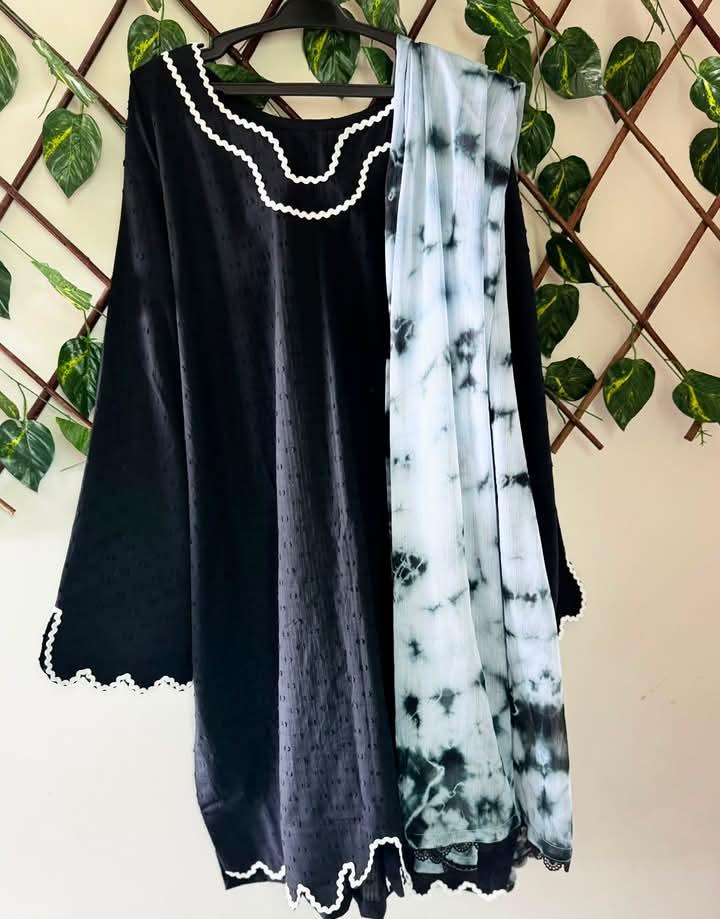 Black Scalloped Kurta with Tie-Dye Dupatta (3-Piece Set) — actual product photo